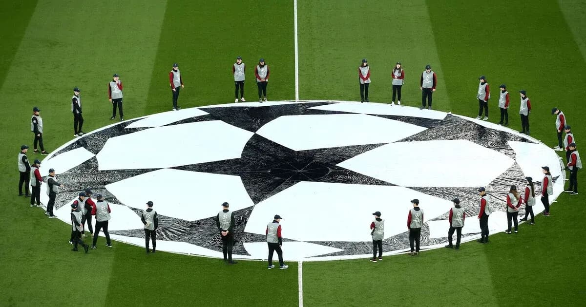 Personas preparando el logo de la Champions League