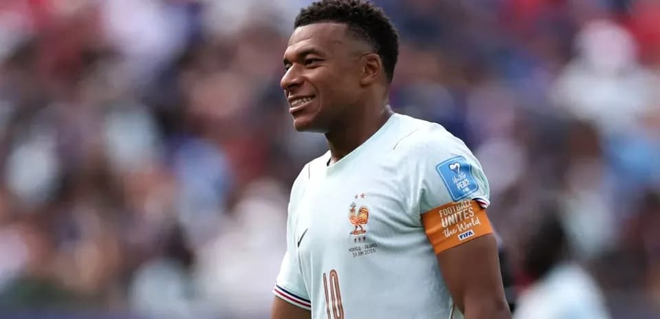 Kylian Mbappé sonriendo en partido con Francia