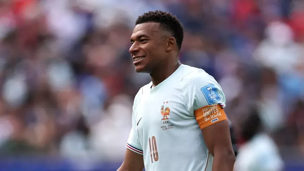 Kylian Mbappé sonriendo en partido con Francia
