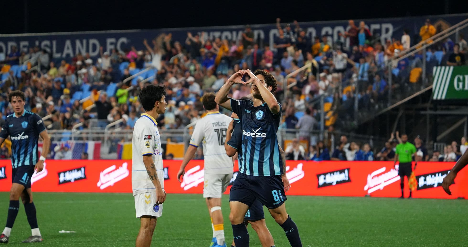 Celebración de jugador en partido de fútbol