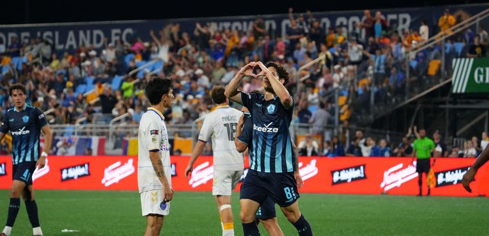 Celebración de jugador en partido de fútbol