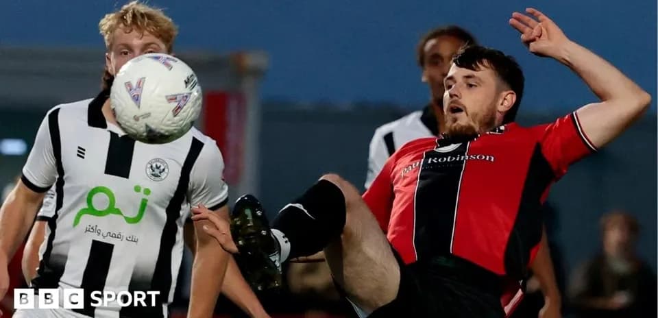 Jugador en caída tratando de evitar el balón
