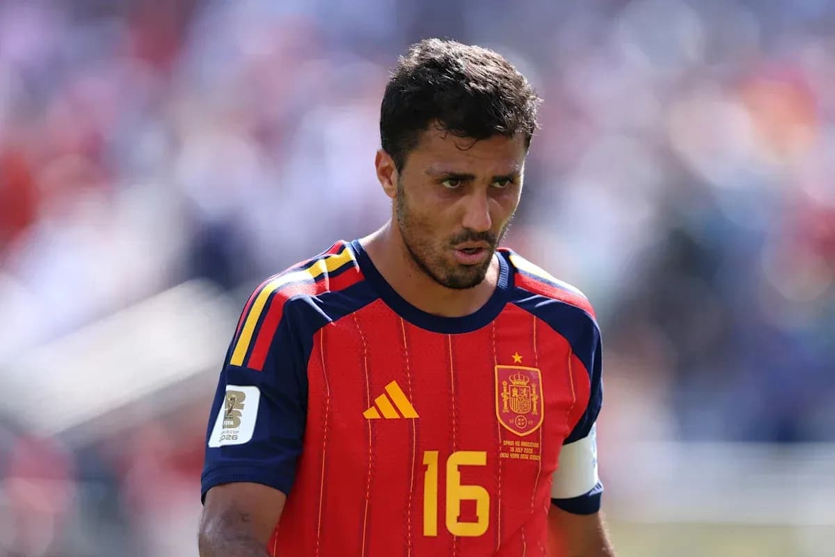 Jugador de España con camiseta número 16 en el campo