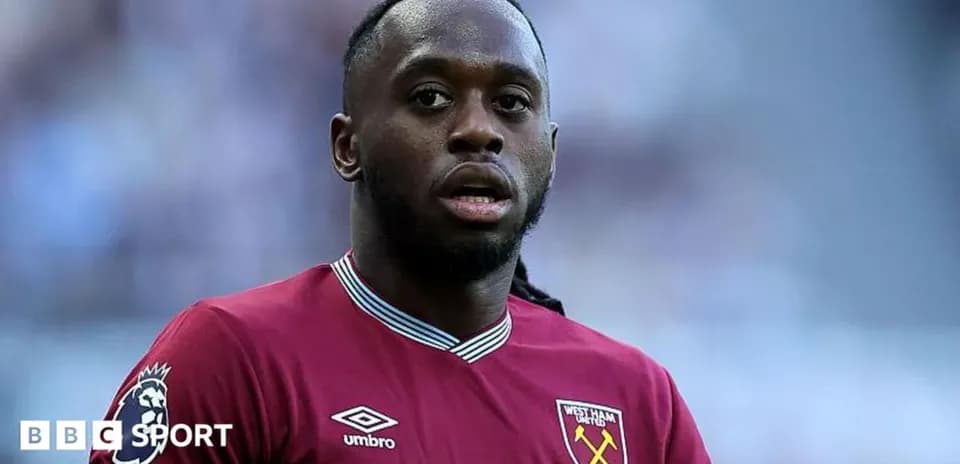 Jugador de West Ham en uniforme durante el partido