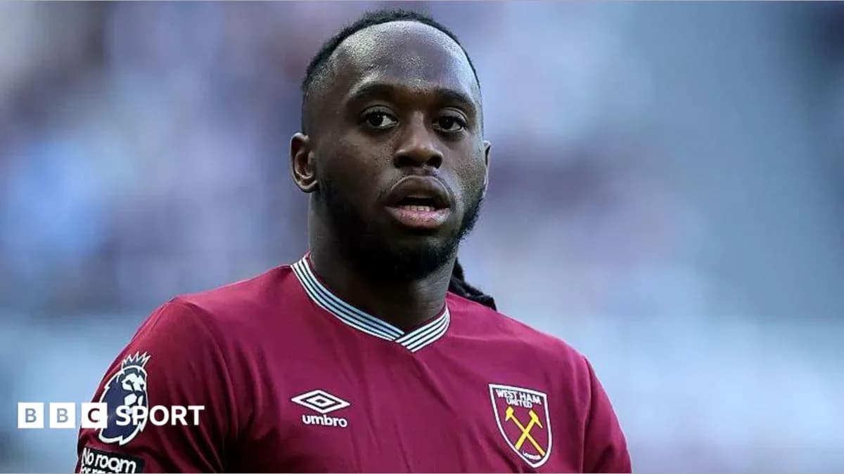 Jugador de West Ham en uniforme durante el partido
