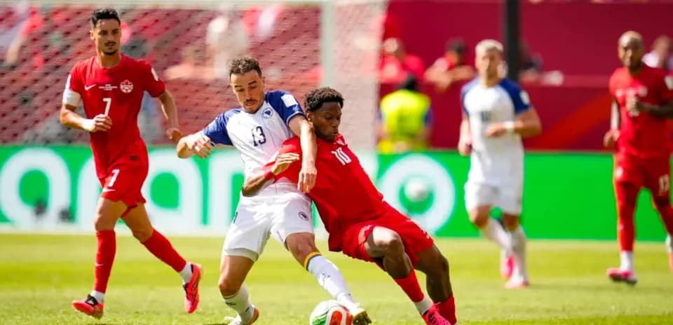 Jugadores de Canadá y Bosnia compitiendo por el balón