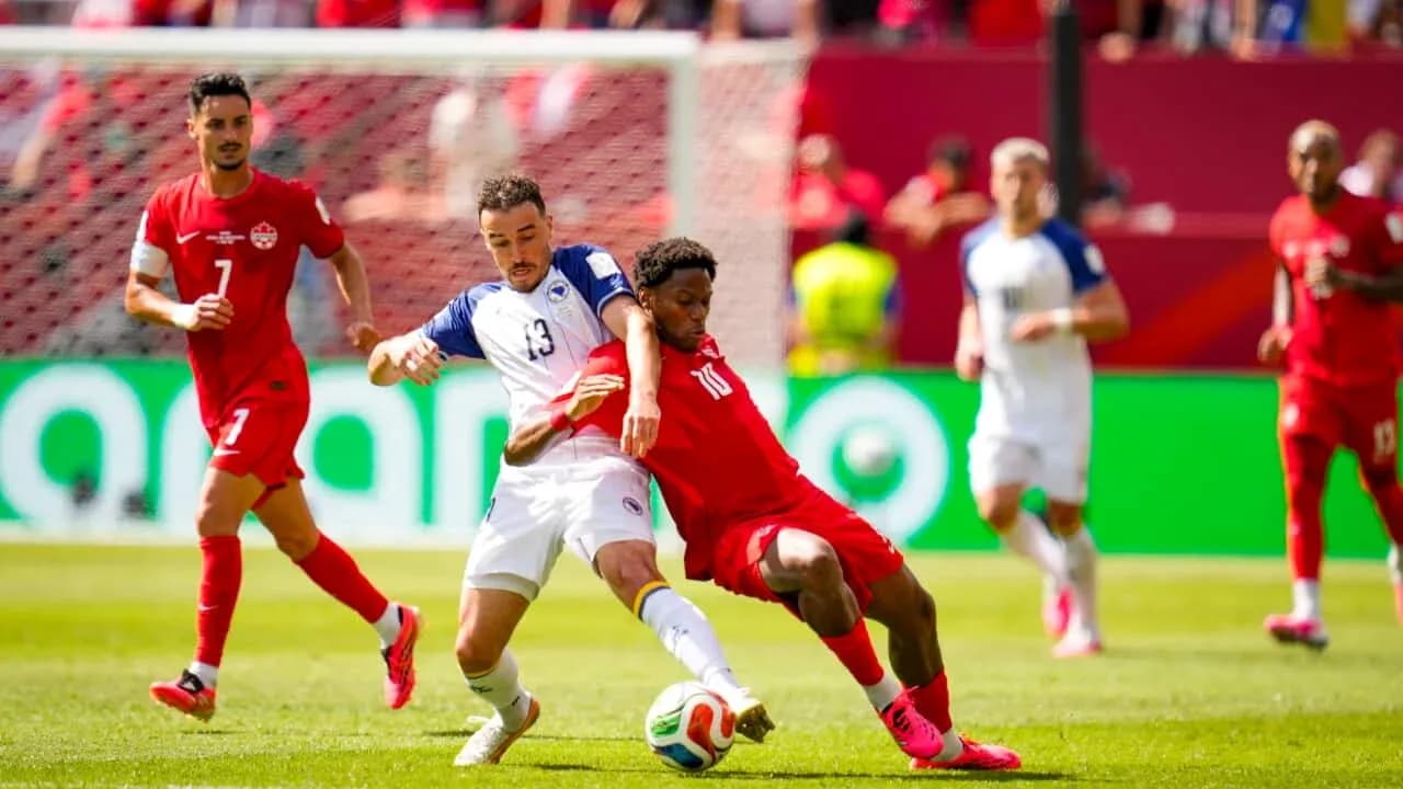 Jugadores de Canadá y Bosnia compitiendo por el balón