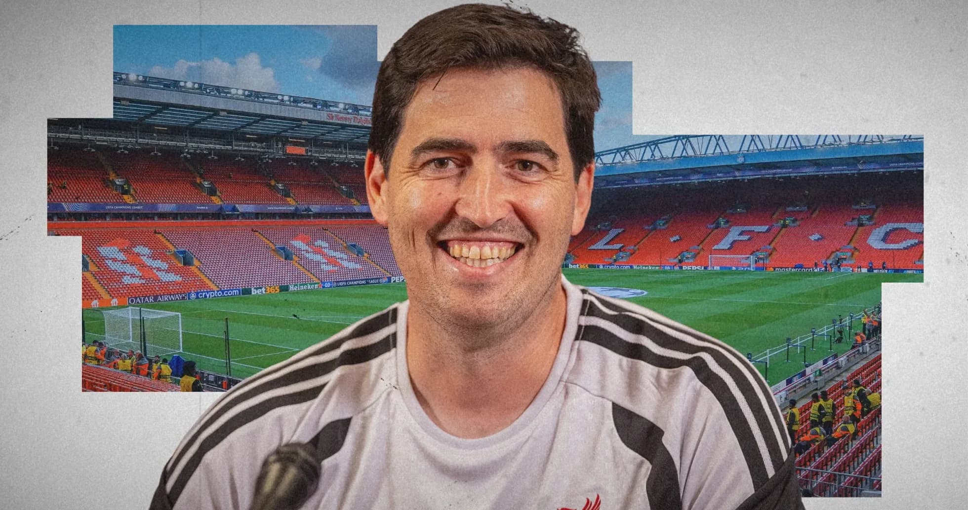 Entrenador sonriente en estadio de Liverpool