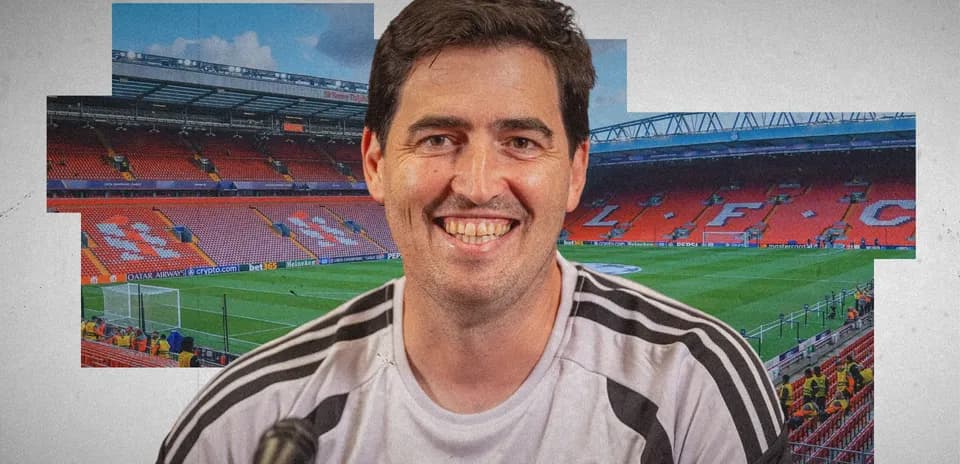 Entrenador sonriente en estadio de Liverpool