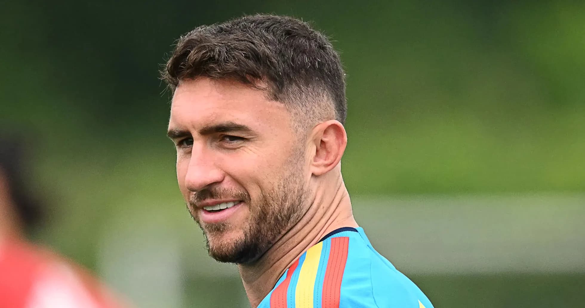 Jugador sonriendo durante entrenamiento de fútbol