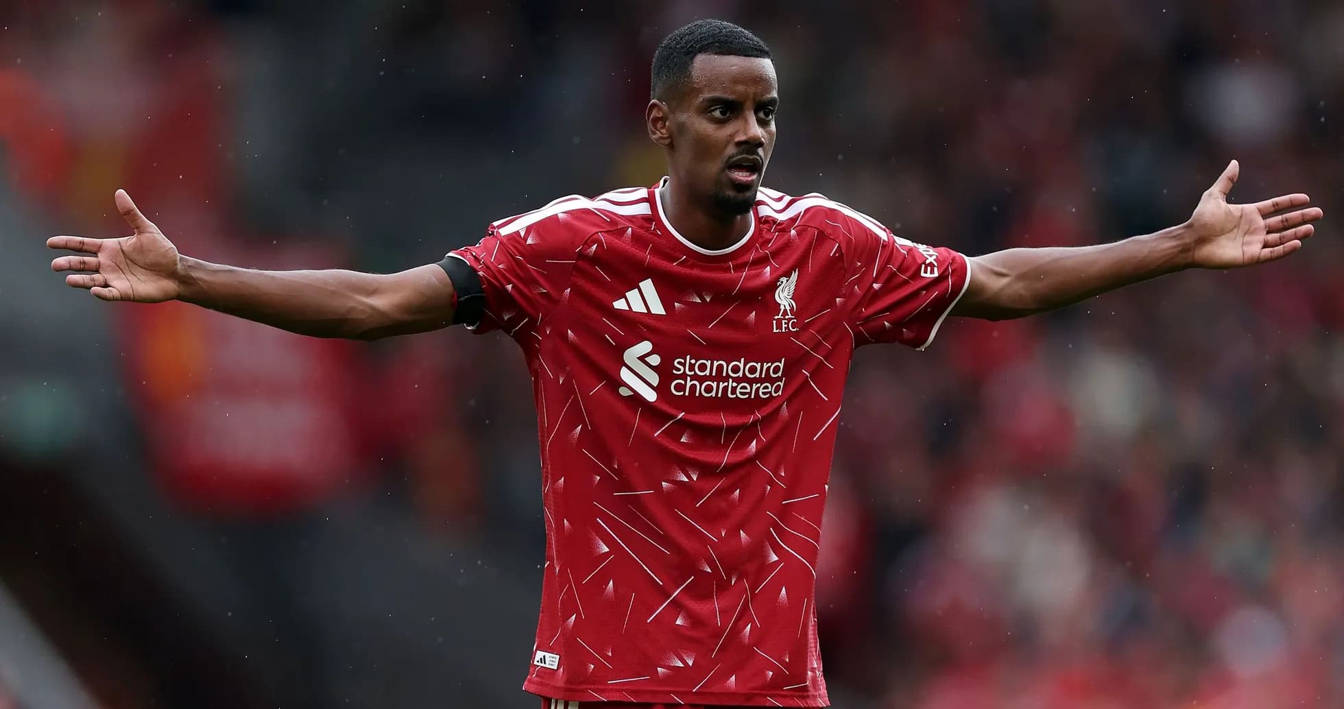Jugador de Liverpool gesticulando en el campo