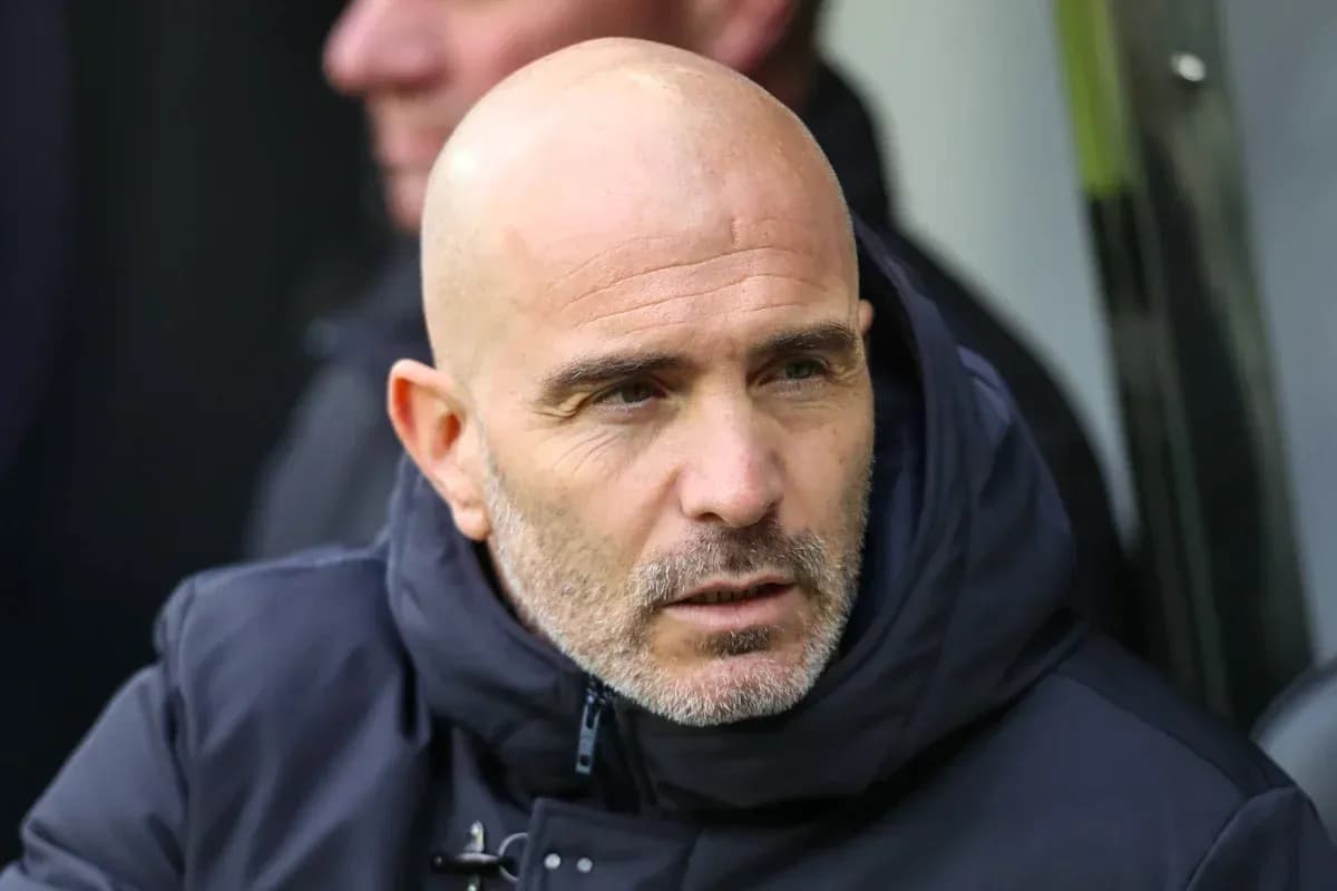 Entrenador observando el partido desde el banquillo