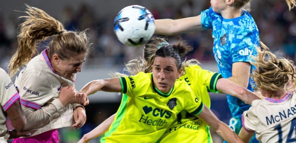 Jugadoras en acción durante el partido