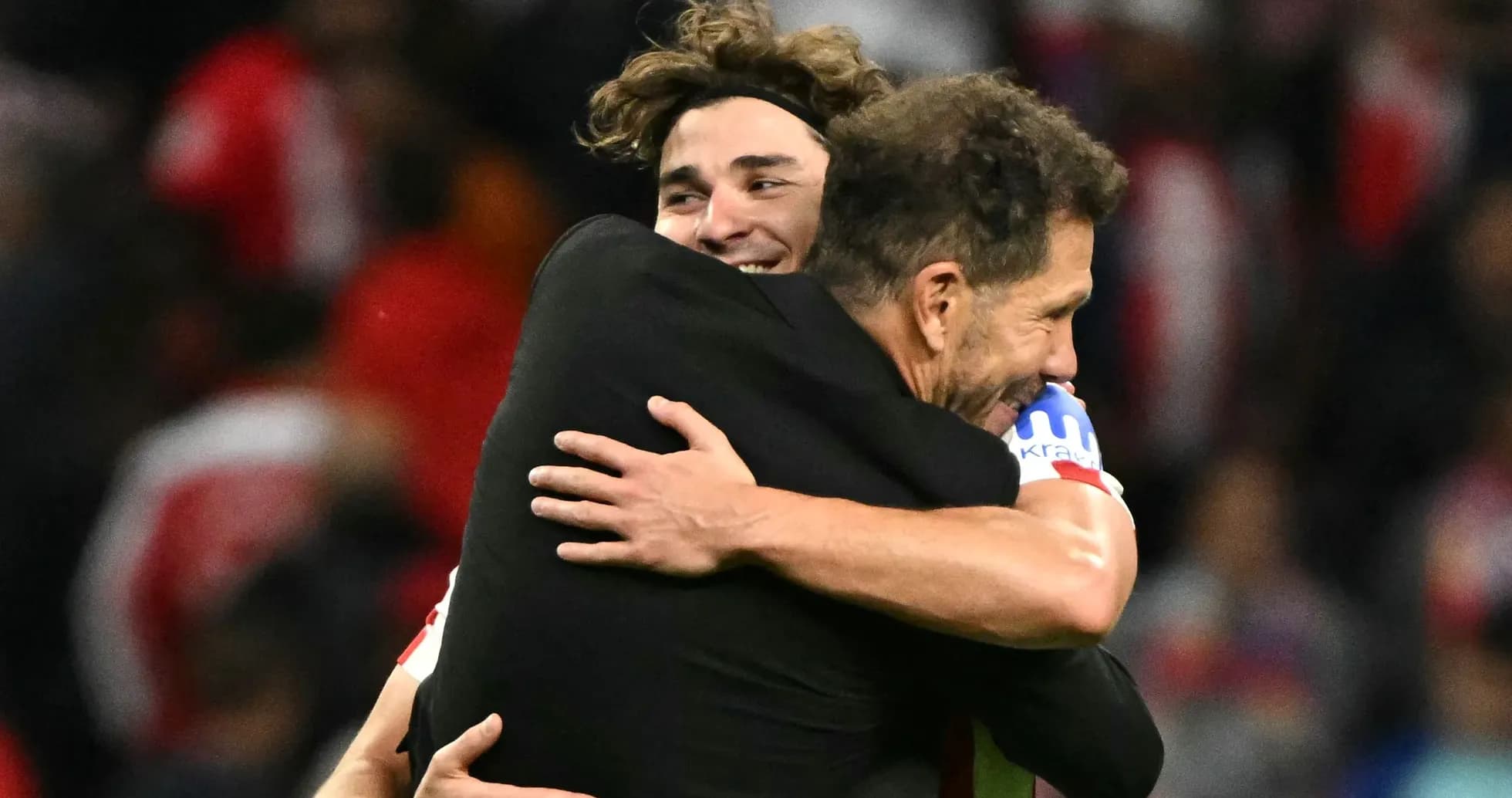 Jugadores abrazándose tras la victoria en el partido