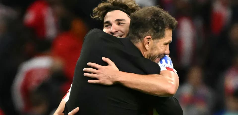 Jugadores abrazándose tras la victoria en el partido