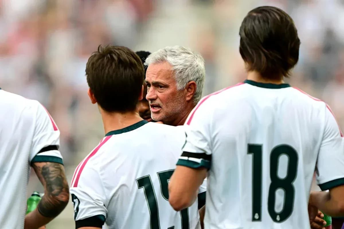 Entrenador hablando con jugadores en el campo