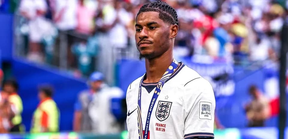 Jugador de Inglaterra con medalla tras el partido