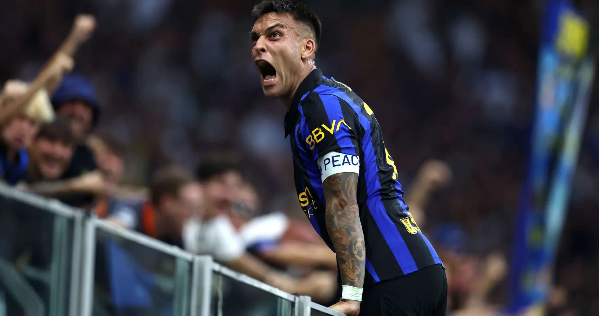 Lautaro Martínez celebra con la afición
