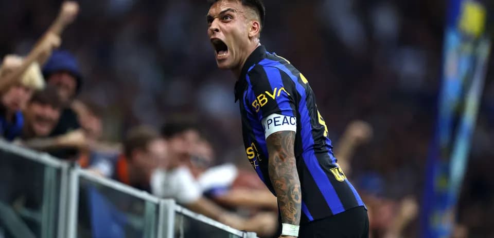 Lautaro Martínez celebra con la afición