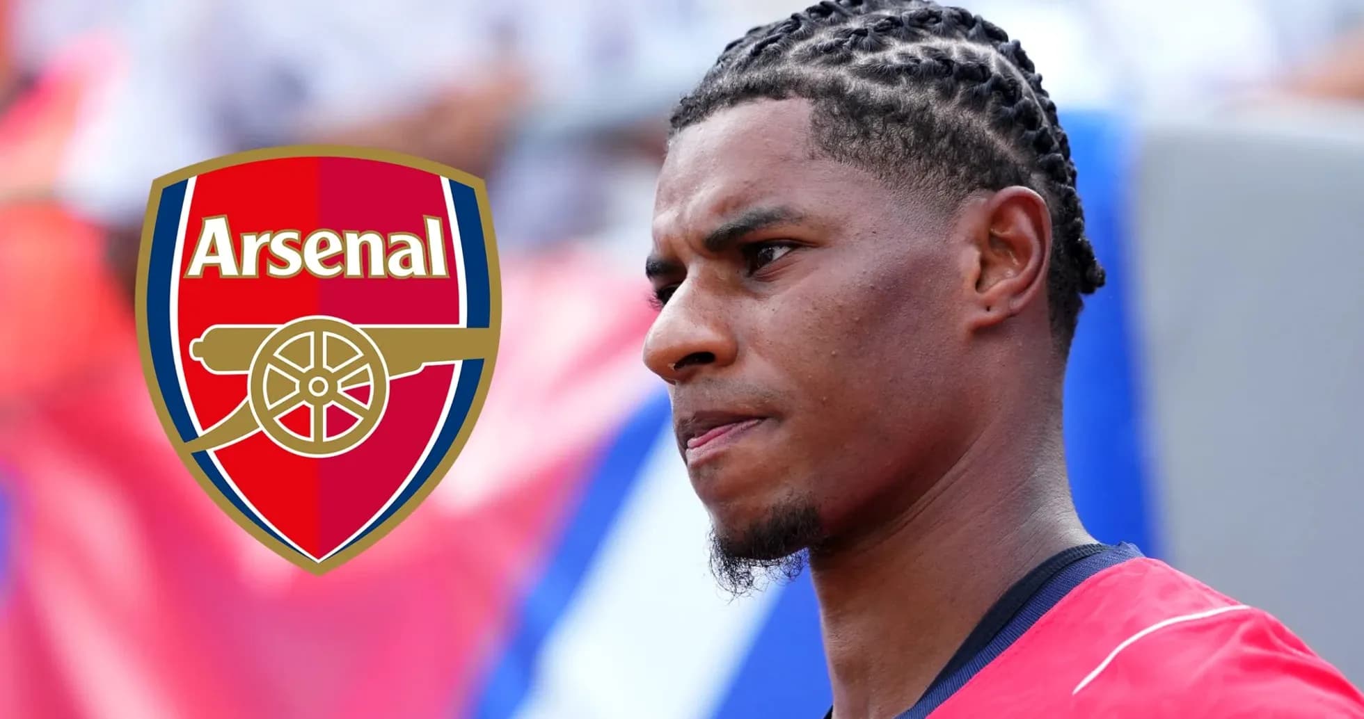 Jugador de Arsenal posando con camiseta roja