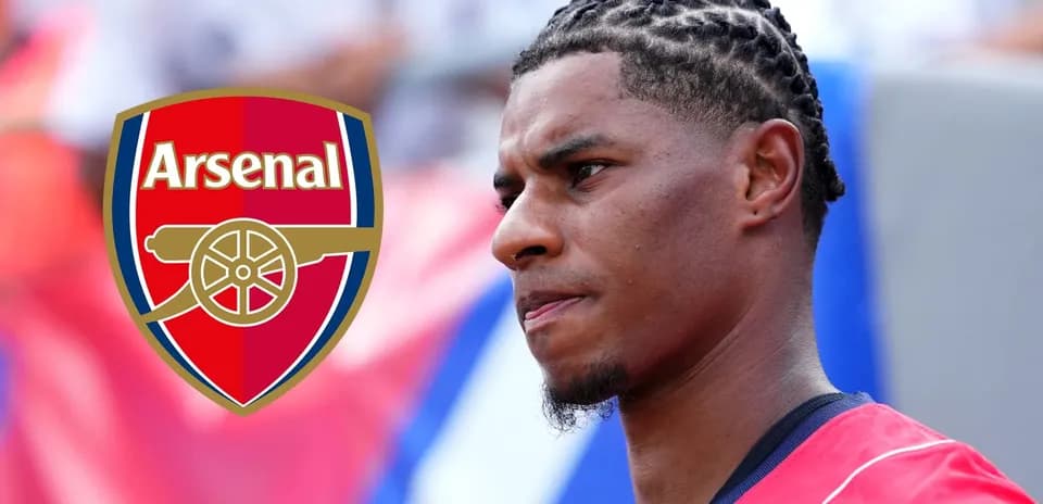 Jugador de Arsenal posando con camiseta roja