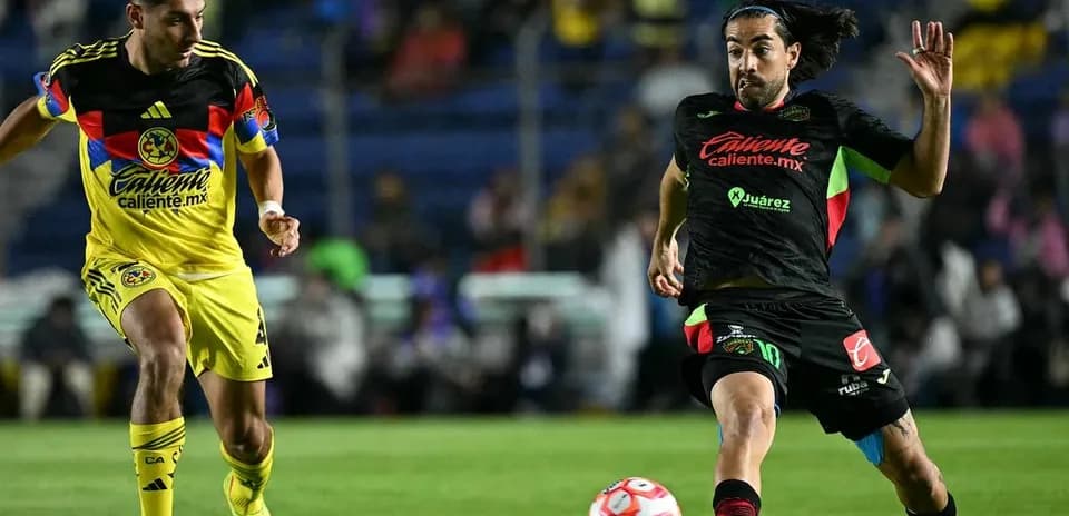 Jugador de FC Juárez driblando a rival de Club América