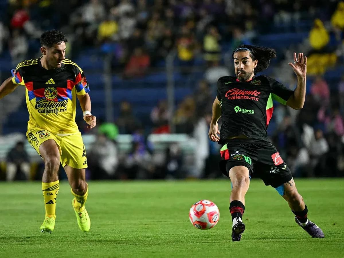 Jugador de FC Juárez driblando a rival de Club América