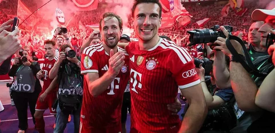 Jugadores de Bayern celebrando con aficionados en estadio