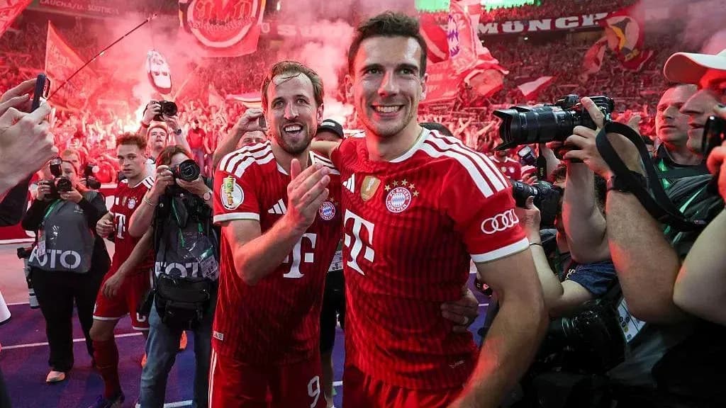 Jugadores de Bayern celebrando con aficionados en estadio