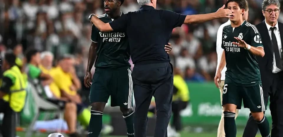 Entrenador dando instrucciones a jugadores durante el partido