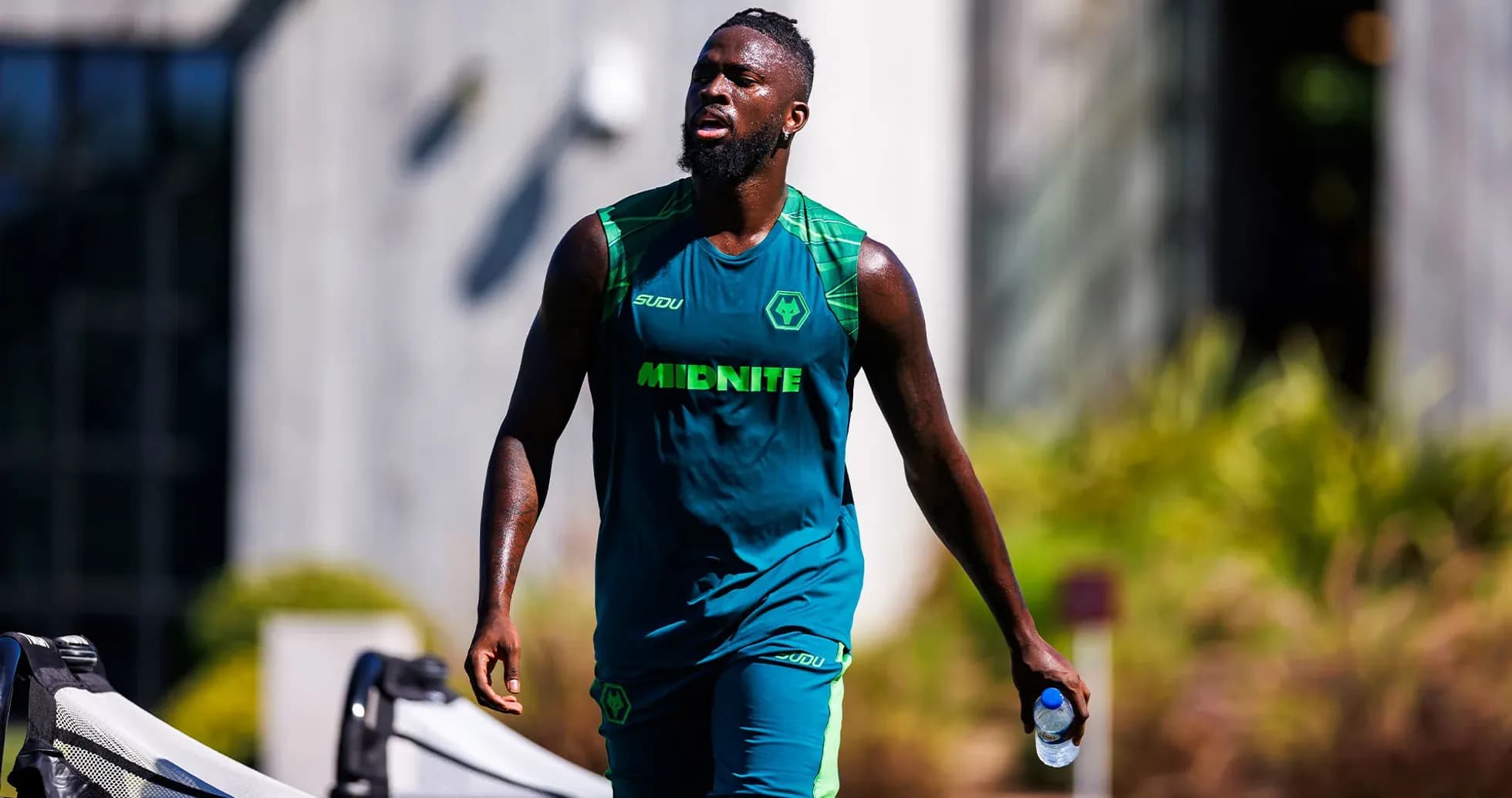 Jugador caminando durante sesión de entrenamiento al aire libre