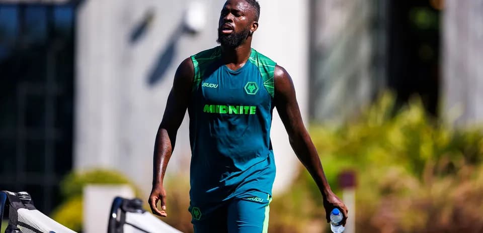 Jugador caminando durante sesión de entrenamiento al aire libre