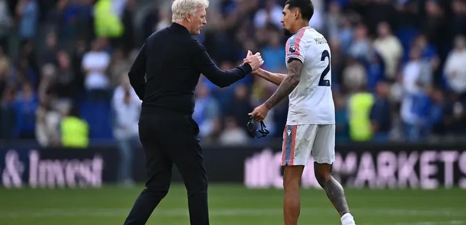 Entrenador saludando a jugador en el campo