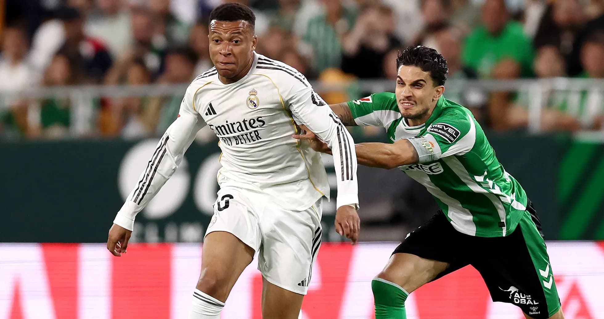 Jugador de Real Madrid es seguido por oponente