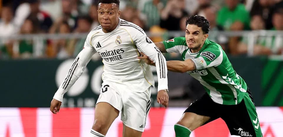 Jugador de Real Madrid es seguido por oponente
