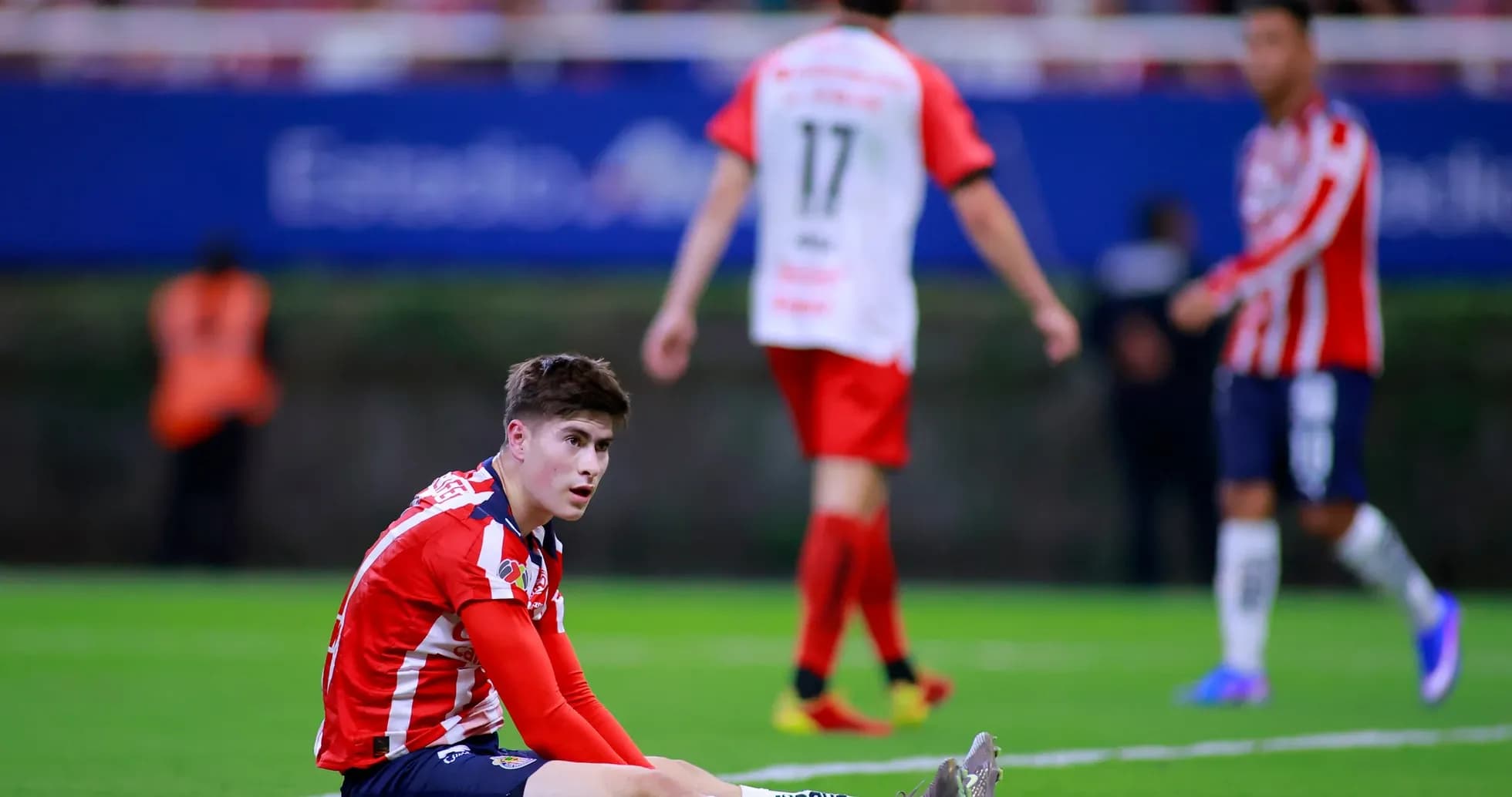 Jugador de Chivas sentado en el campo
