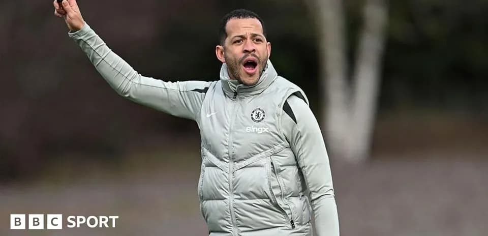 Entrenador de Chelsea dirigiendo durante sesión de entrenamiento