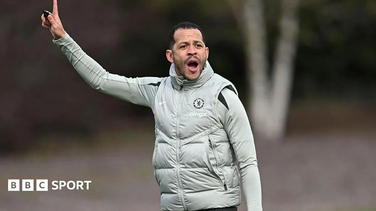 Entrenador de Chelsea dirigiendo durante sesión de entrenamiento
