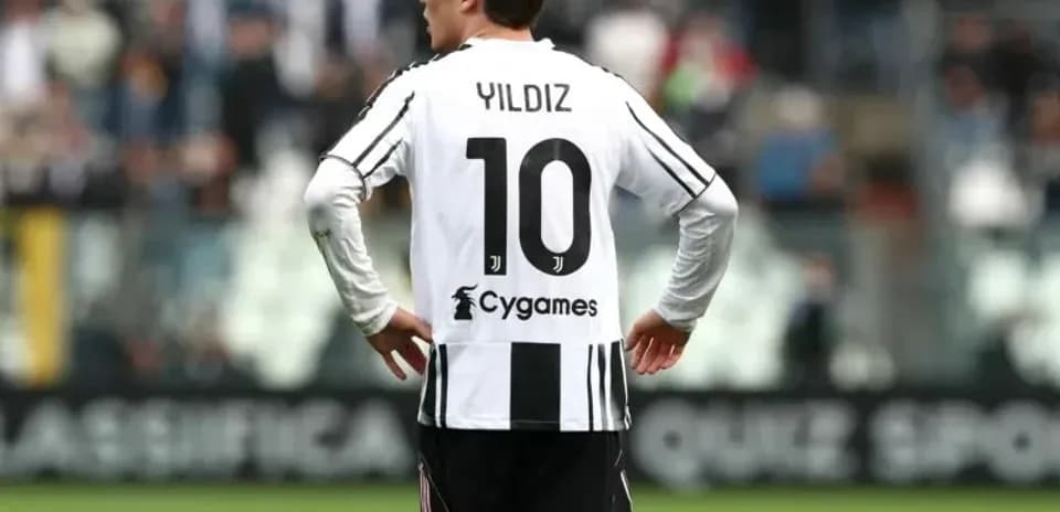 Jugador con camiseta de Juventus en el campo