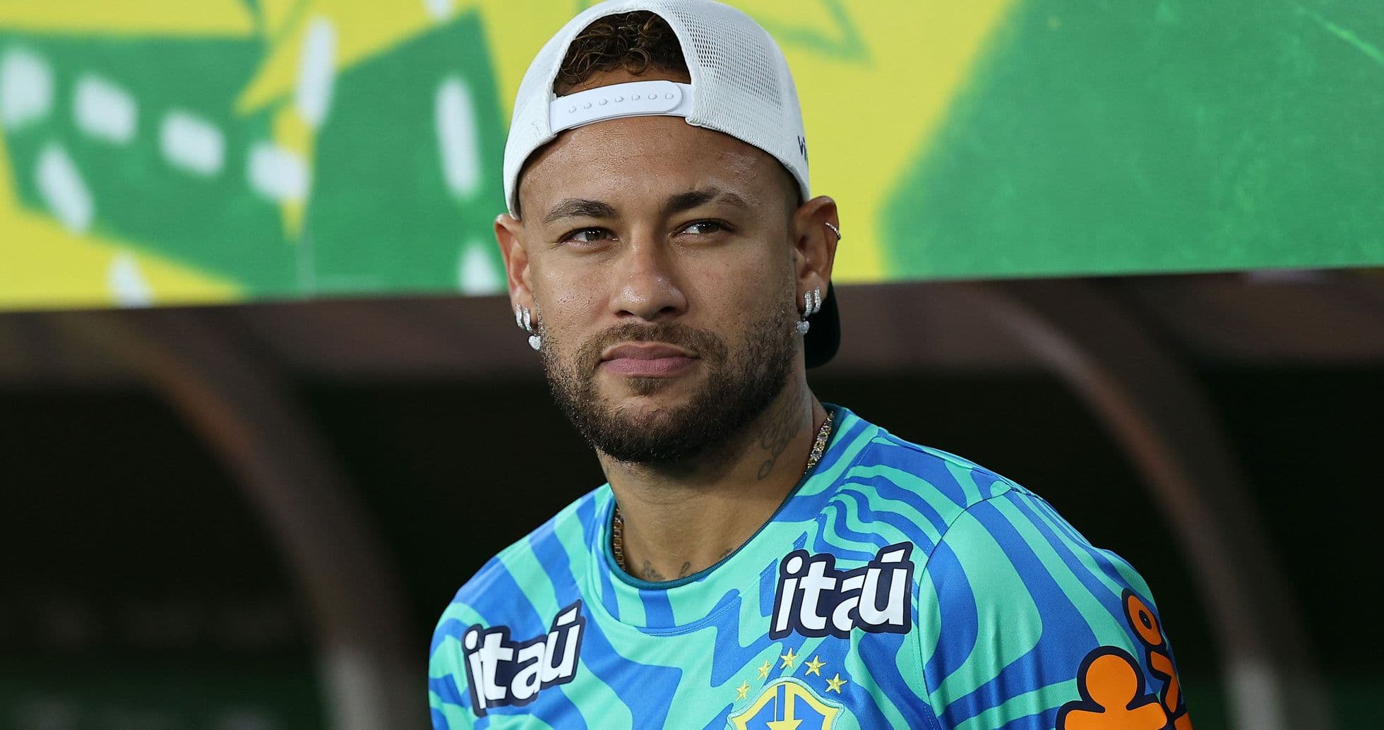 Jugador con camiseta de Brasil en conferencia de prensa