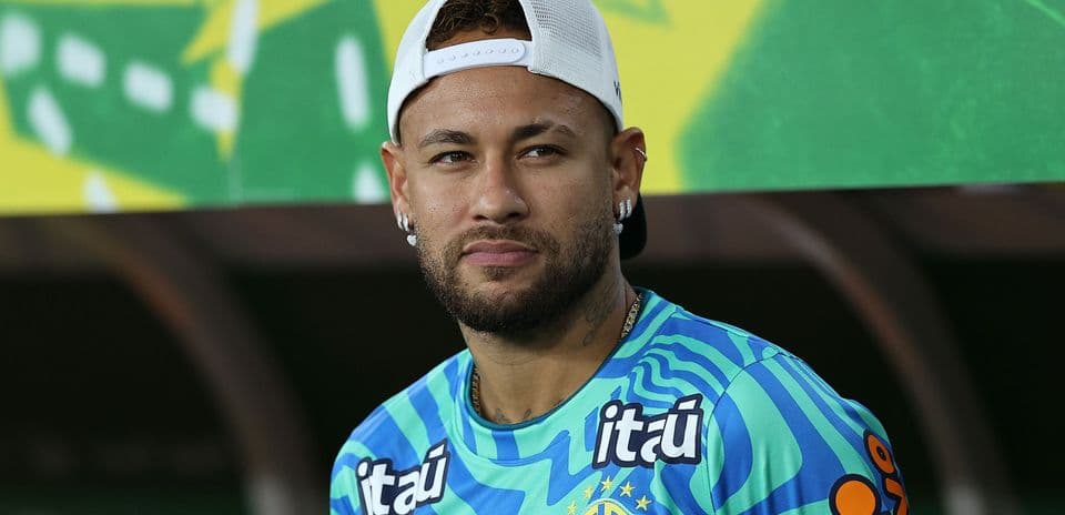 Jugador con camiseta de Brasil en conferencia de prensa