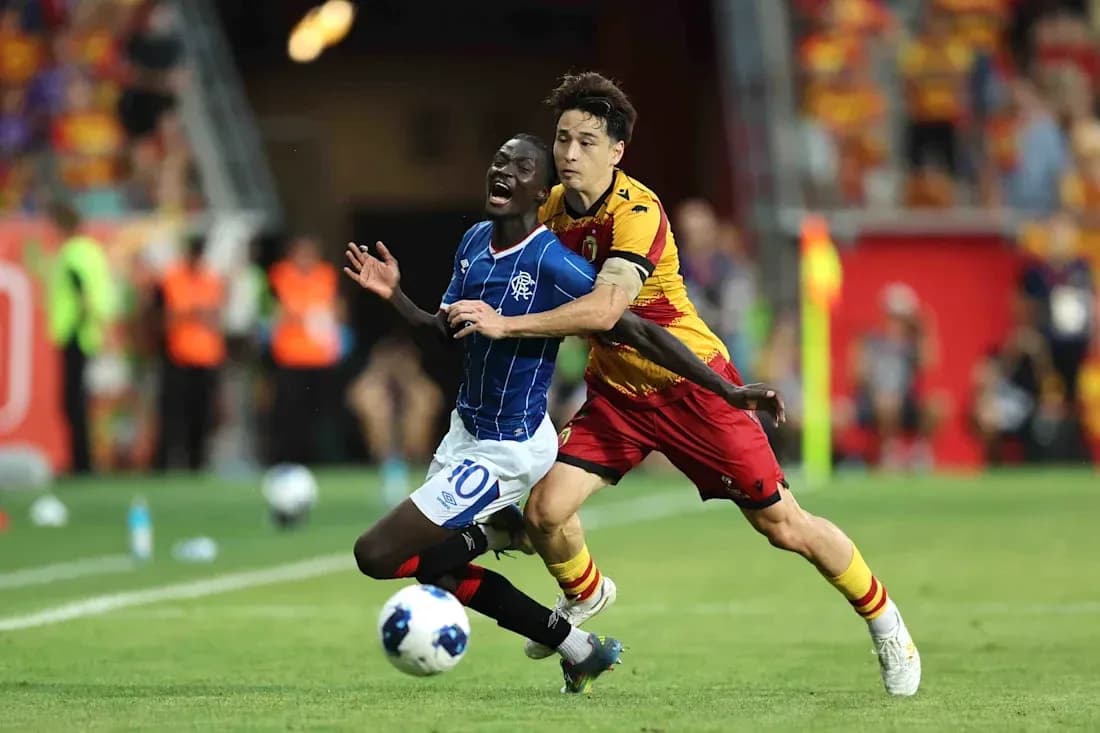 Jugador de Rangers siendo marcado por Jagiellonia