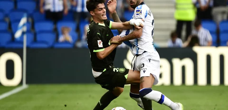 Jugador de Girona y Real Sociedad en acción