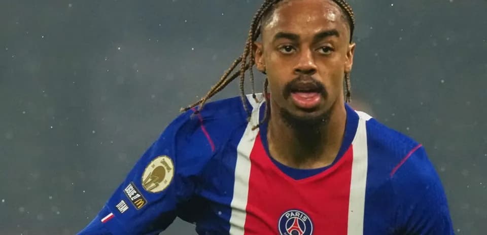 Jugador corriendo con balón en partido de fútbol