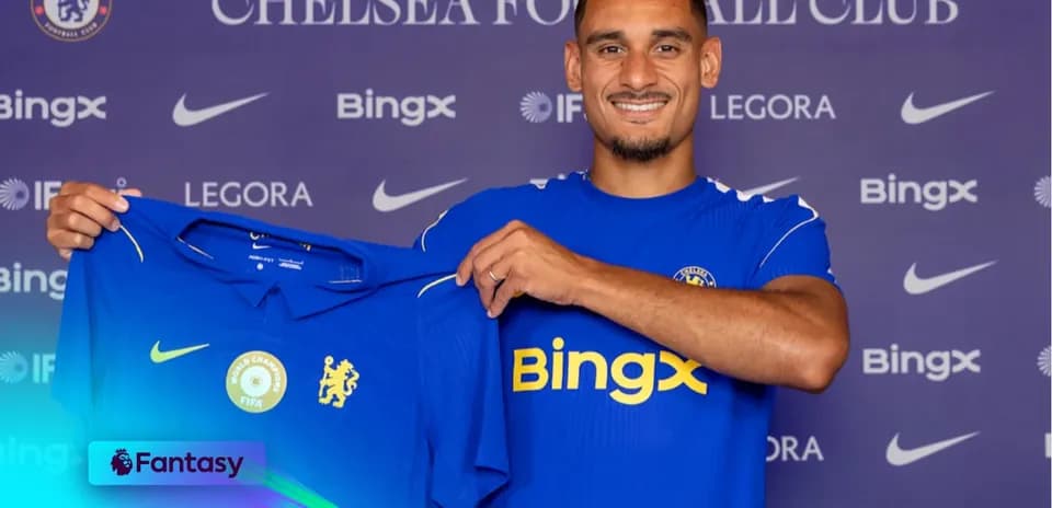 Jugador sosteniendo camiseta del Chelsea FC en presentación