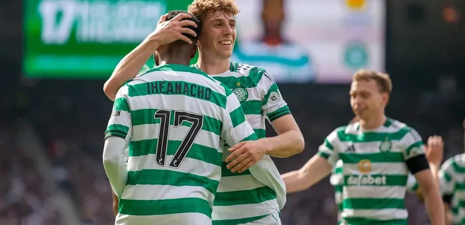 Jugadores de Celtic celebrando un gol en el campo