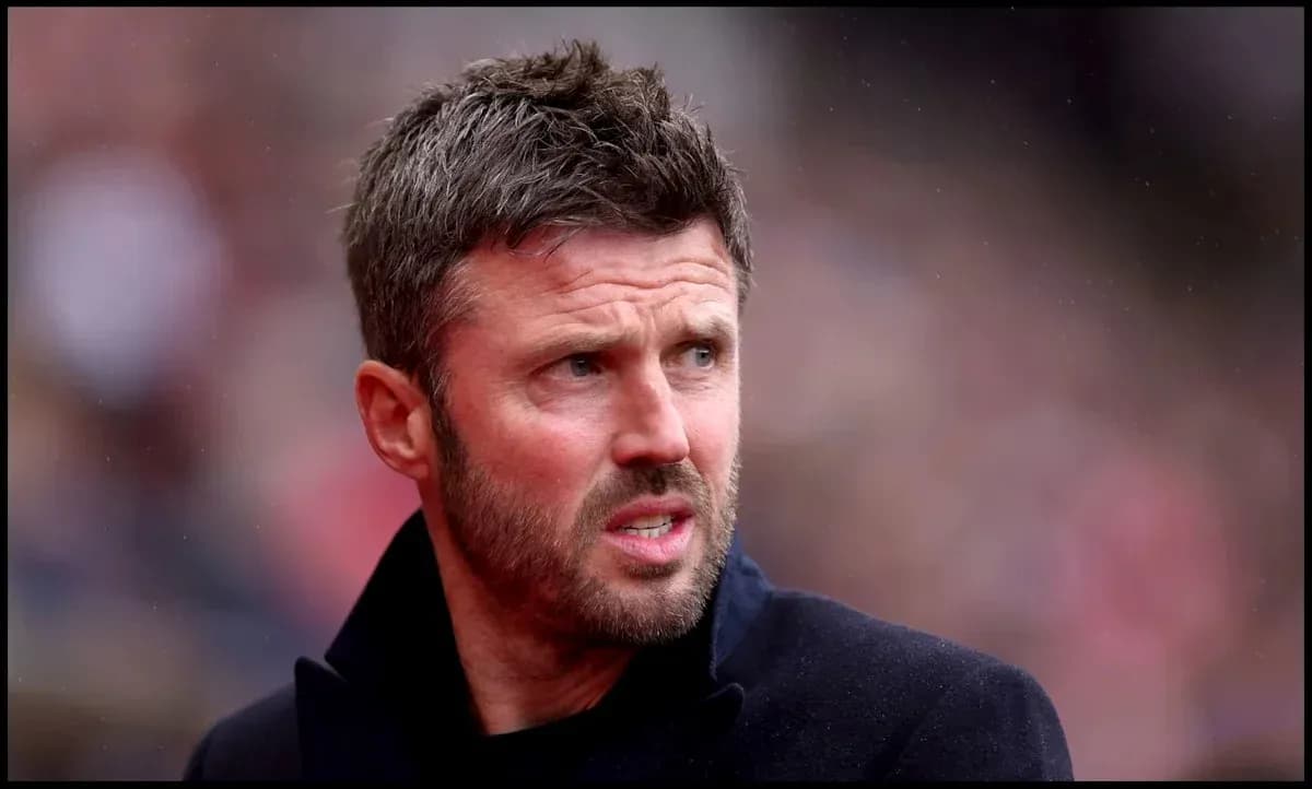 Entrenador observando el partido desde la banda
