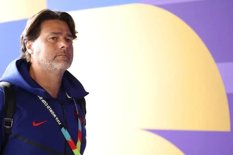 Entrenador llegando a evento con credencial FIFA
