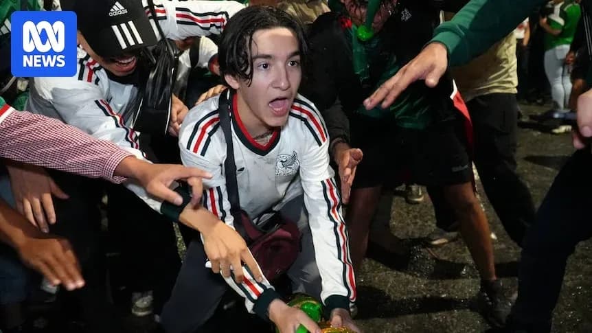 Joven celebrando con fanáticos en evento deportivo