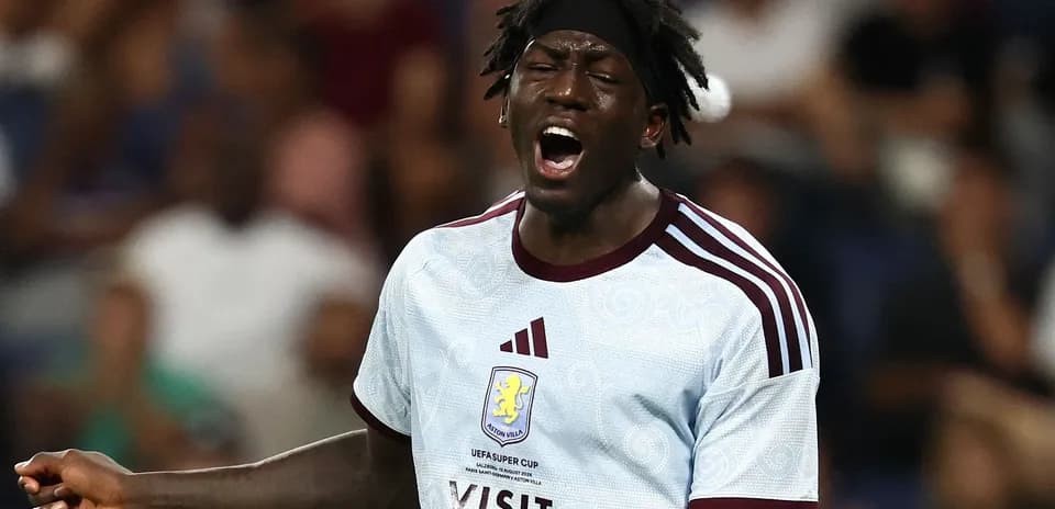 Jugador de Aston Villa protestando durante el partido